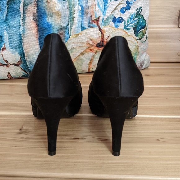 Black satin peep toe heels sz 5 .5 - Picture 3 of 6